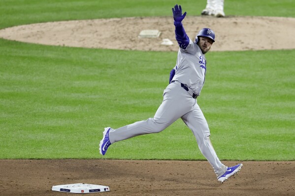 Max Muncy becomes first player to reach in 12 straight plate